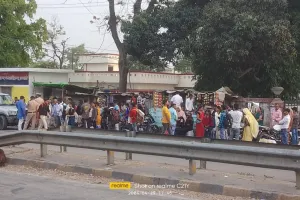 बाराबंकी: स्टेशन पर नहीं आती बसें, सड़क पर घंटों खड़े रहते हैं यात्री, लगता है भयंकर जाम