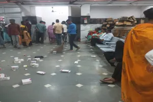 बहराइच: प्राइवेट प्रैक्टिस कर रहे डॉक्टर के यहां सफाई कर रहे मेडिकल कॉलेज के कर्मी, प्रशासन बना मूक दर्शक 