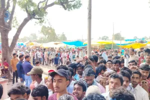 सोमवती अमावस्या: पूजा-अर्चना के लिए श्रद्धालुओं की लगी कतार, दे रहे दान  