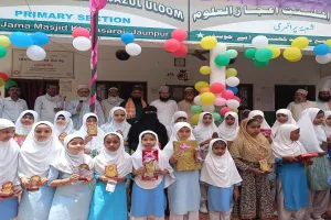 परीक्षा में उत्कृष्ट प्रदर्शन करने वाले छात्र-छात्राओं का हुआ सम्मान, मिली ट्राफी 