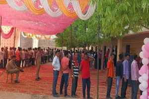 प्रयागराज में मतदान शुरू, भीषण गर्मी में दिखा मतदाताओं में उत्साह