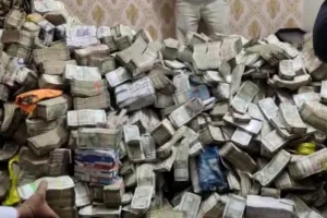 रांची में ईडी की छापेमारी, मंत्री के निजी सचिव के नौकर के घर से मिला 30 करोड़ कैश