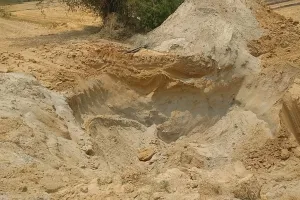 हरदोई में दर्दनाक हादसा, बोरवेल का टीला धंसा, रेस्क्यू कर निकाले गए मिट्टी में दबे पिता-पुत्र, बेटे की हुई मौत