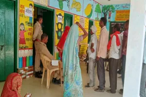 बाराबंकी: EVM में खराबी, मतदान बाधित, मतदाता परेशान, वोटरों की लगी कतार