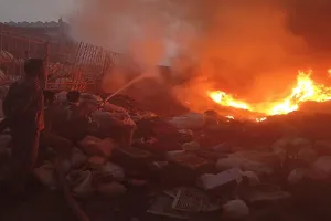 संभल :  कबाड़ के दो गोदामों में लगी आग, 4.50 लाख का नुकसान 