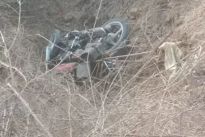 Hamirpur Accident: झाड़-फूंक कराकर लौटते समय बाइक असंतुलित होकर गहरे खड्ड में जा घुसी...एक की मौत, एक घायल 