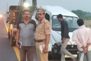 Kannauj: आगरा लखनऊ एक्सप्रेस-वे पर ट्रक ने कार में मारी टक्कर, दो की मौत व दस घायल, अयोध्या में रामलला के दर्शन करने जा रहे थे