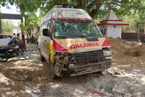 एंबुलेंस से टकराई बाइक, तीन लोगों की मौत! शादी समारोह से वापस लौटते समय हुआ हादसा  