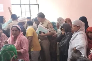 Auraiya Accident: एंबुलेंस की ने रोड पार महिला को मारी टक्कर...दो साल बच्चे की मौत, मां घायल