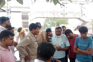 Auraiya News: मालगाड़ी की चपेट में आने से बुजर्ग की मौत...हादसे के बाद ट्रेन 20 मिनट कंचौसी स्टेशन पर खड़ी रही