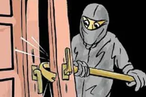 लखीमपुर-खीरी: फूलबेहड़ में पूर्व प्रधान के घर का ताला तोड़कर लाखों की चोरी