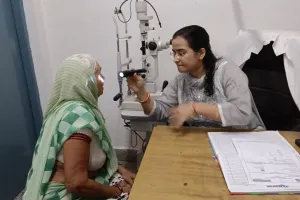 Farrukhabad News: पारा 40 के पार...गर्मी बढ़ते ही लोहिया अस्पताल में बढ़ गई नेत्र रोगियों की संख्या