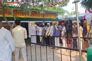 Lok Sabha Election 2024: फर्रुखाबाद लोकसभा सीट के खिरिया पमारान में पुन: मतदान जारी, बड़ी संख्या में घरों से निकल रहे लोग