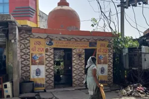 Auraiya Fire: कूड़े के ढेर में लगी आग, धुएं से सांस लेना हुआ दुश्वार