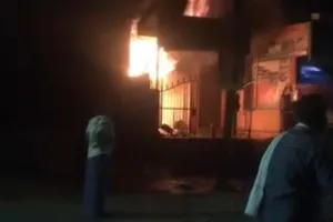 Auraiya Fire: रेस्टोरेंट में लगी भीषण आग...मकान मालिक परिवार समेत फंसे, दमकल विभाग ने सभी को सुरक्षित निकाला, लाखों का नुकसान