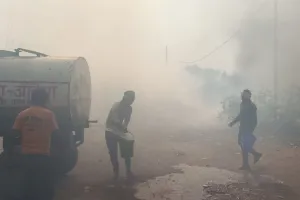 Auraiya Fire: तालाब में सूखी झाड़ी में लगी आग...दमकल कर्मियों ने कड़ी मशक्कत कर पाया काबू