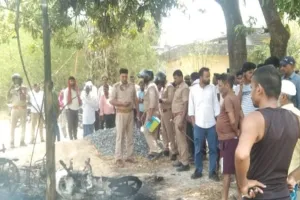 संतकबीरनगर: जमीनी विवाद में गोली चलने से युवक गंभीर रूप से घायल, हमलावरों ने 2 मोटरसाइकिलों में लगाई आग 