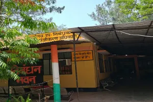 हरदोई: रजिस्ट्री कार्यालय पर दिखा चुनाव का असर,  प्रशिक्षण में चले जाने से कार्यालय पर लगा ताला 