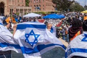 अमेरिका में फिलिस्तीन और इजराइल समर्थकों के बीच हुई झड़प, कार्रवाई नहीं करने पर यूसीएलए की आलोचना