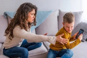 Sambhal News : बच्चों को चिड़चिड़ा बना रहा मोबाइल, बिगड़ रही मनोदशा...ऐसे छुड़ाएं आदत