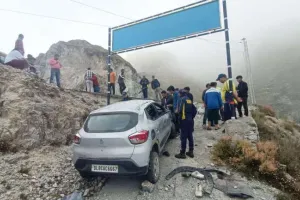 देहरादून: चकराता क्षेत्र में त्रिवेणी मार्ग पर लोखंडी के पास वाहन दुर्घटनाग्रस्त, 4 लोगों की जान बची