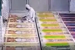 नमाज पढ़ने के दौरान बुर्जग को आया हार्ट-अटैक कुछ मिनटों में जीवन समाप्त,  देखें VIDEO