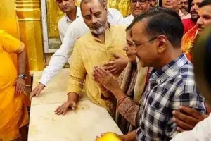 CM केजरीवाल ने पत्नी सुनीता और भगवंत मान के साथ हनुमान मंदिर में की पूजा अर्चना 