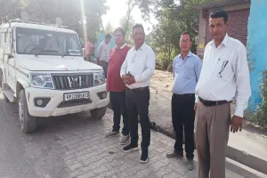 उत्तराखंड के अधिकारियों से अवैध खनन का डंपर छुड़ा ले गए यूपी के खनन माफिया...स्वार के एक अधिकारी ने अवैध खनन का डंपर पकड़ कर छोड़ा, भूमिका संदिग्ध 