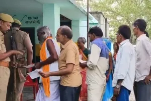 Lok Sabha Election 2024: उन्नाव में युवाओं और बुजुर्गों में मतदान को लेकर जोश, लंबी-लंबी लगी कतारें