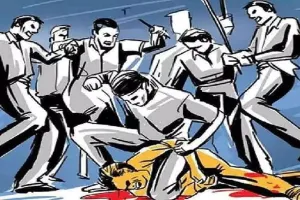 लखनऊ: सड़क पर मारपीट कर रहे दबंग, कागजों में अपराध कम..