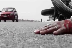 बाजपुर: चलती बाइक का इंजन और पेट्रोल टंकी फटने से दो घायल