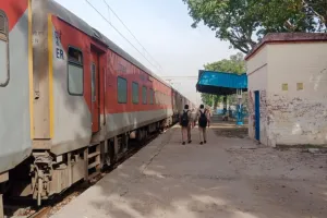 Auraiya News: ढाई घंटे देरी से कंचौसी रेलवे स्टेशन पहुंची फरक्का एक्सप्रेस...गर्मी में यात्री हो रहे परेशान