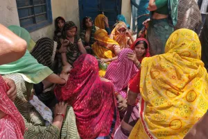 इटावा में दिल दहला देने वाली घटना आई सामने, मासूम बेटे को गोद में लेकर ट्रेन के आगे शिक्षिका ने लगाई छलांग...दोनों की मौत