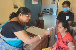 Unnao News: आंखों में कंजक्टिवाइटिस के मरीजों की पीएचसी में लगी लाइन...सरकारी अस्पतालों में मरीजों की भीड़