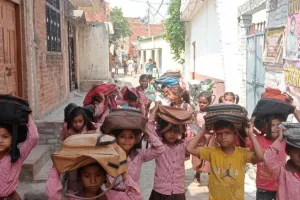 Unnao News: चिलचिलाती धूप निकाल रही बच्चों का दम, विद्यालय बंद करने की उठी मांग  