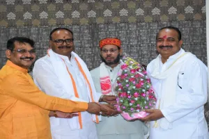 लोकसभा चुनाव 2024: पुराने गिले-शिकवे भुला गले मिले मनोज और दिनेश