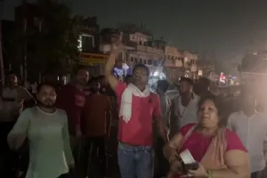 Lucknow: बिजली कटौती से परेशान लोगों का प्रदर्शन, लखनऊ-रायबरेली हाईवे को किया जाम, विद्युत विभाग के खिलाफ की जमकर नारेबाजी