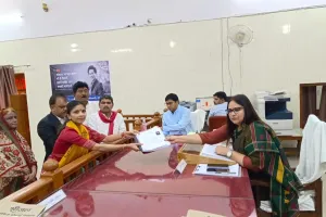 गोंडा: सपा प्रत्याशी श्रेया वर्मा ने किया नामांकन, दो सेट में दाखिल किया पर्चा