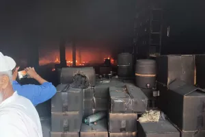 रामपुर: शॉर्ट सर्किट से दवा के गोदाम में लगी आग, लाखों का नुकसान