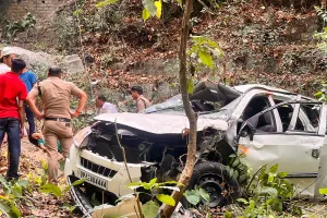 हल्द्वानी: पर्यटकों की XUV गाड़ी 100मी.गहरी खाई में गिरी, एक की मौत