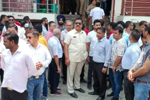 रुद्रपुर: इनकम टैक्स की रेड के खिलाफ सड़कों पर उतरे व्यापारी