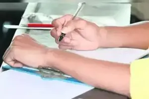 कासगंज: महाविद्यालाय की लापरवाही से अधर में लटका कई छात्राओं का भविष्य, डेढ़ दर्जन छात्राएं री-एग्जाम से रह गईं वंचित 