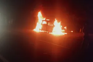 मुरादाबाद: चलती कार अचानक बनी आग का गोला, देखते ही देखते जलकर हुई खाक 