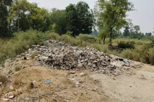 बाराबंकी : फतेहपुर मार्ग पर डंप हो रहा कूड़ा, एमआरएफ प्लांट बना शोपीस