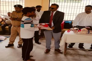 जिला जेल का निरीक्षण कर बंदियों को बांटा दैनिक उपयोग की वस्तुएं