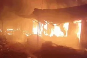 मथुरा: सब्जी मंडी में लगी भीषण आग, दर्जनों दुकानें जलकर हुईं राख 