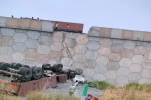 पूर्वांचल एक्सप्रेस-वे की रेलिंग तोड़ नीचे गिरा गिट्टी लदा ट्रक