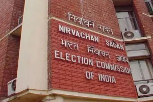 दिल्ली में मतदान से पहले चुनाव आयोग की बड़ी कार्रवाई, जब्त किया कपड़ों का स्टॉक