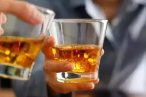 Kanpur News: गर्मी में लोग बेहाल...SDO कमरे में छलका रहे जाम, दो कर्मचारी निलंबित, जानें- पूरा मामला