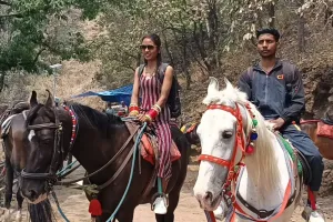 नैनीताल: सैलानियों को खूब पसंद है जिगर और सिंघम की जोड़ी   